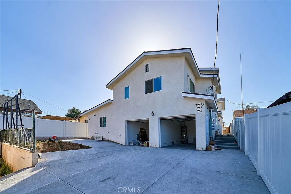 2 bed, 667 sqft, $2,600 — Photo 1