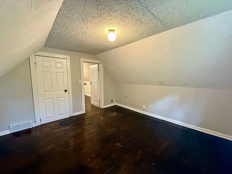 415 Weston Ave — Photo 8
