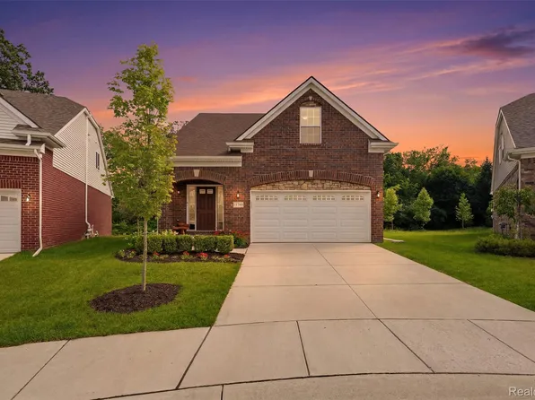 11789 Hines Place Dr, Livonia, MI 48150