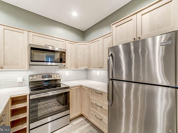 4th image of 6904 Victoria Dr #B