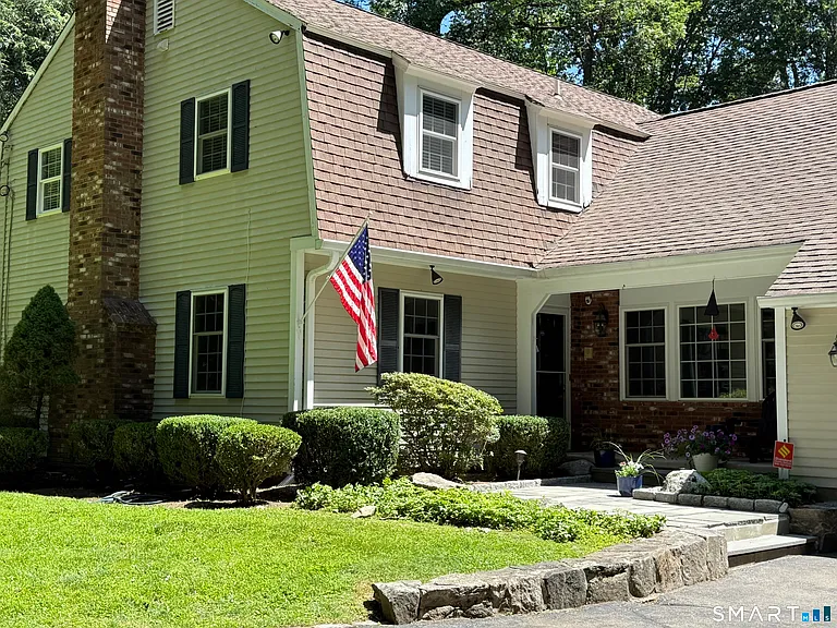 58 Heritage Ln — Photo 2