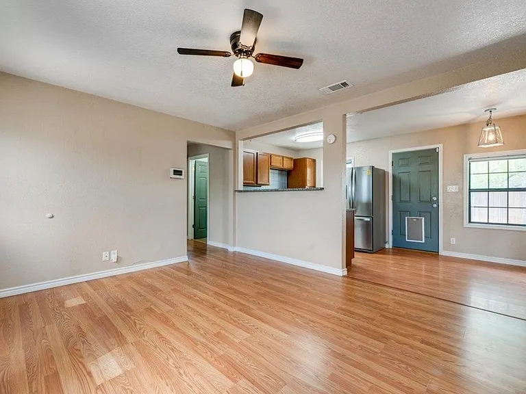 1102 Barnes Ave — Photo 5