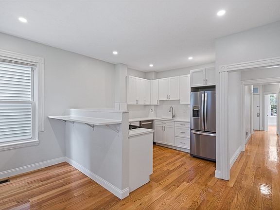 2nd image of 35 Newport St