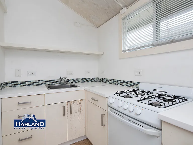 6250-6264.5 Stanley Ave #6254.5 — Photo 2