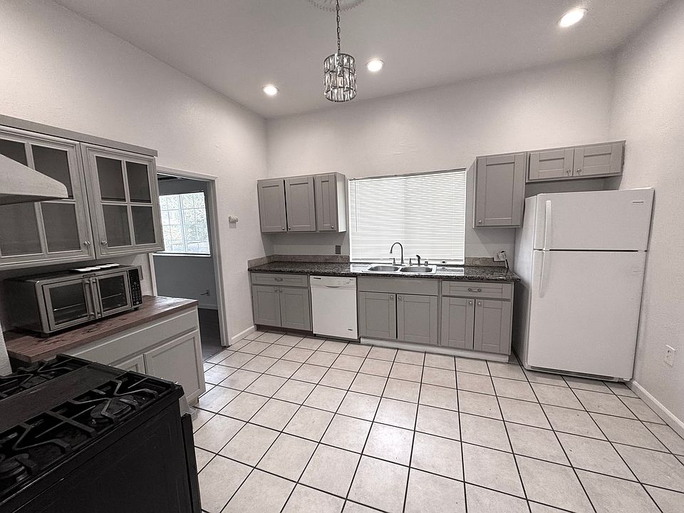 1st image of 2820 32nd Ave