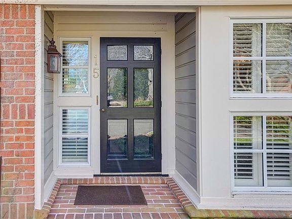 3rd image of 15 Ellensview Cir