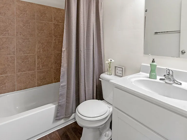 Romaine Court — Photo 43