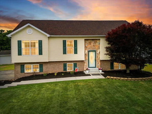 2008 Travis Ln, Pulaski, VA 24301