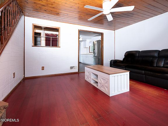 3rd image of 302 Edgeview Road