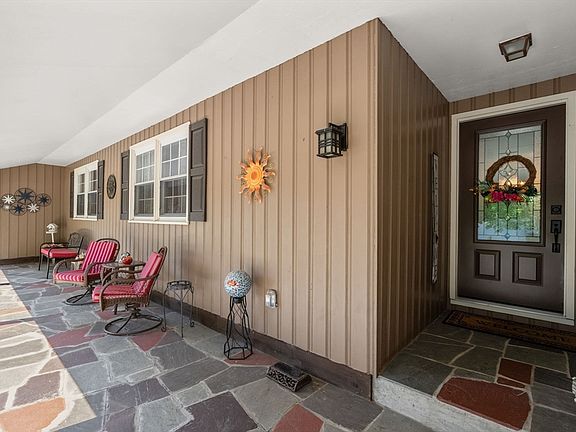 4th image of 16 Burbank Ln