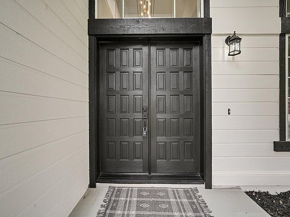 4th image of 330 Sussex Circle