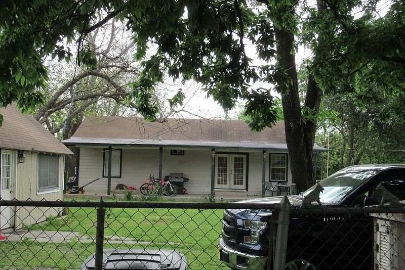 1st image of 300 Kelly Dr
