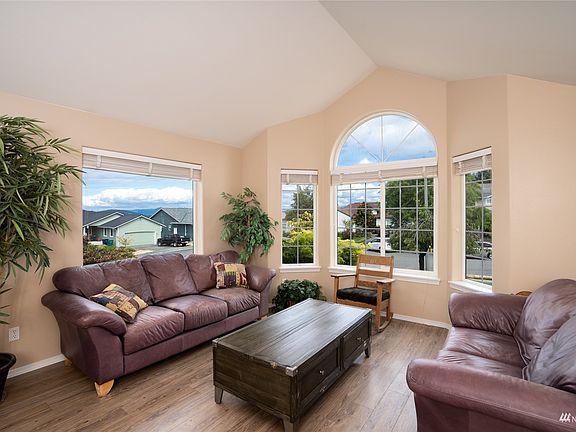 Family room.>