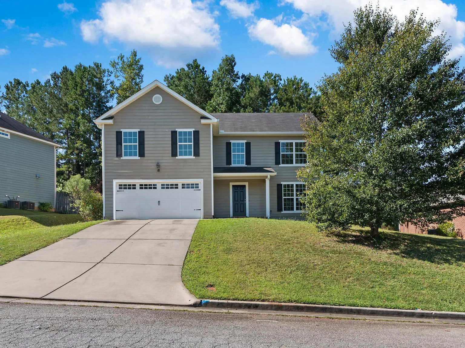 4 bed, 2.5 bath, 2208 sqft, $2,300 — Photo 3