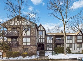 1306 Faulkner Ct, Mahwah, NJ 07430