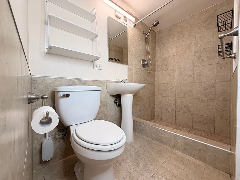 445 Kaiolu St #1006 — Photo 7