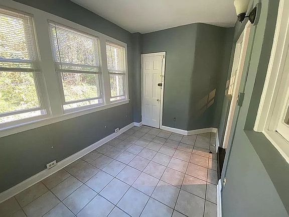 5th image of 808 Taylor St NE APT 4