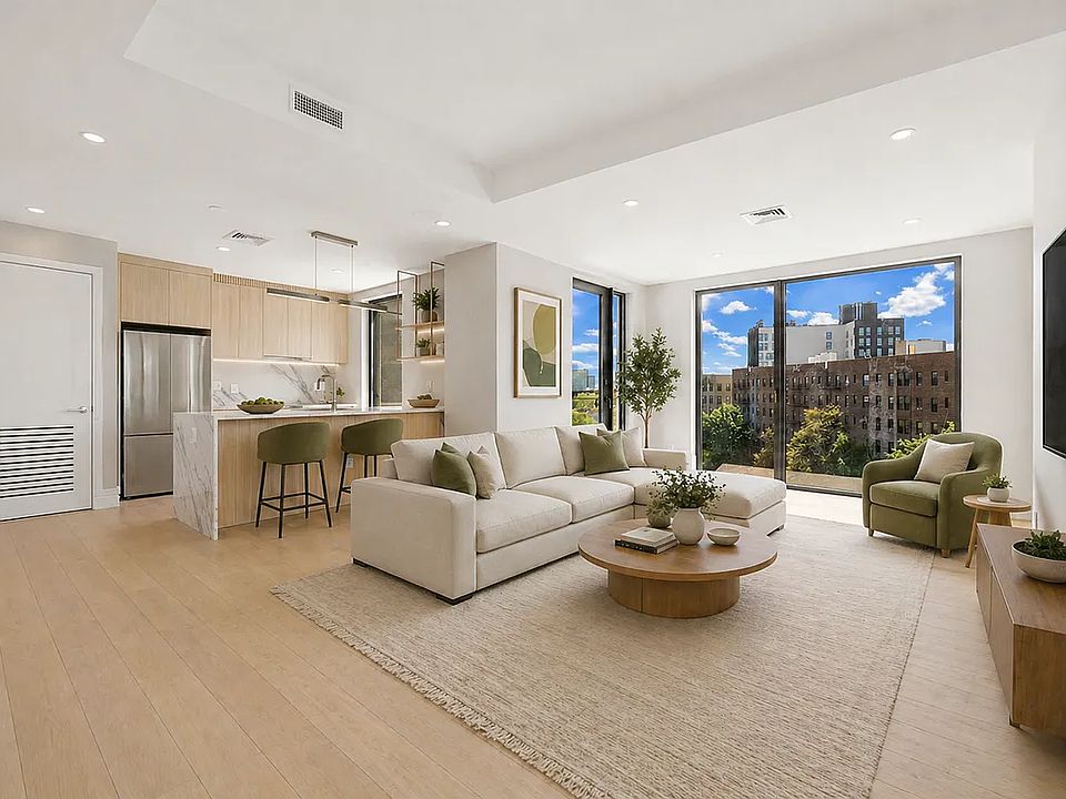 1st image of 960 Franklin Ave #443