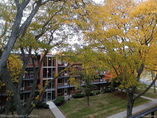 2915 W Thirteen Mile Rd APT 406, Royal Oak, MI 48073