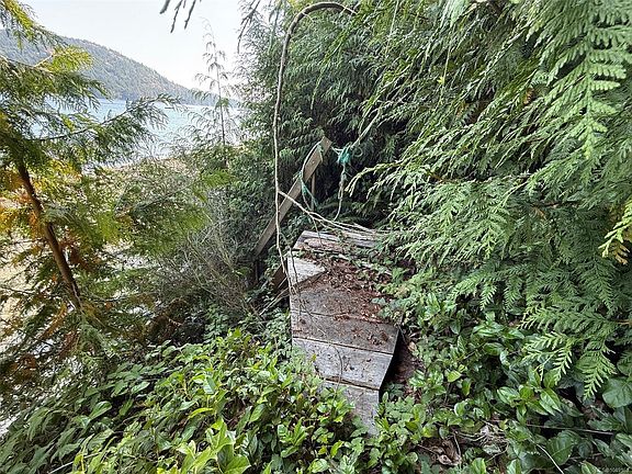 4th image of 221 Isabella Point Rd