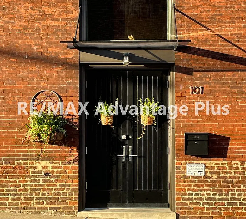 101 W 2nd St