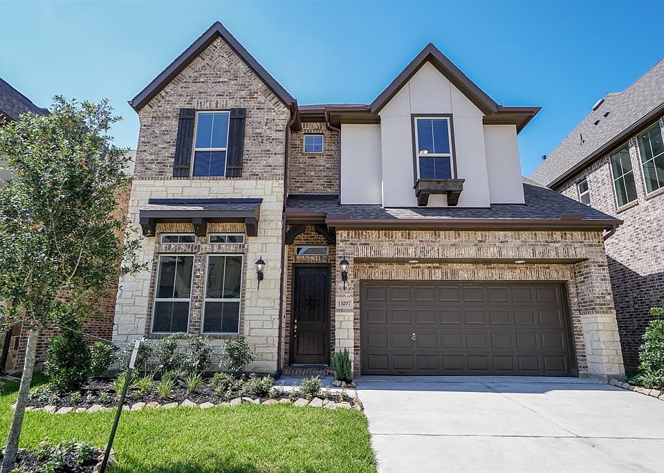 Gorgeous 2-story new K. Hovnanian home with brick and stone exterior. Home has 3 bedrooms, 3.5 bathrooms, gameroom, media room, and formal dining rooom.