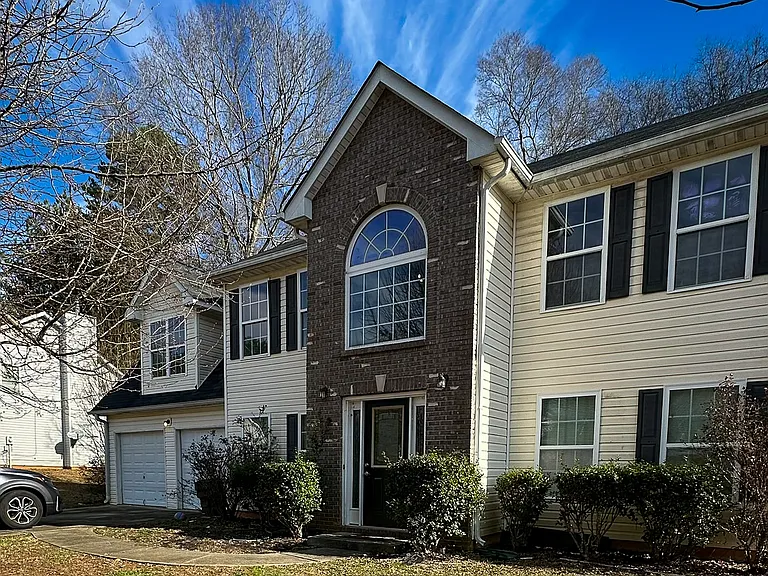 137 Edison Dr — Photo 2
