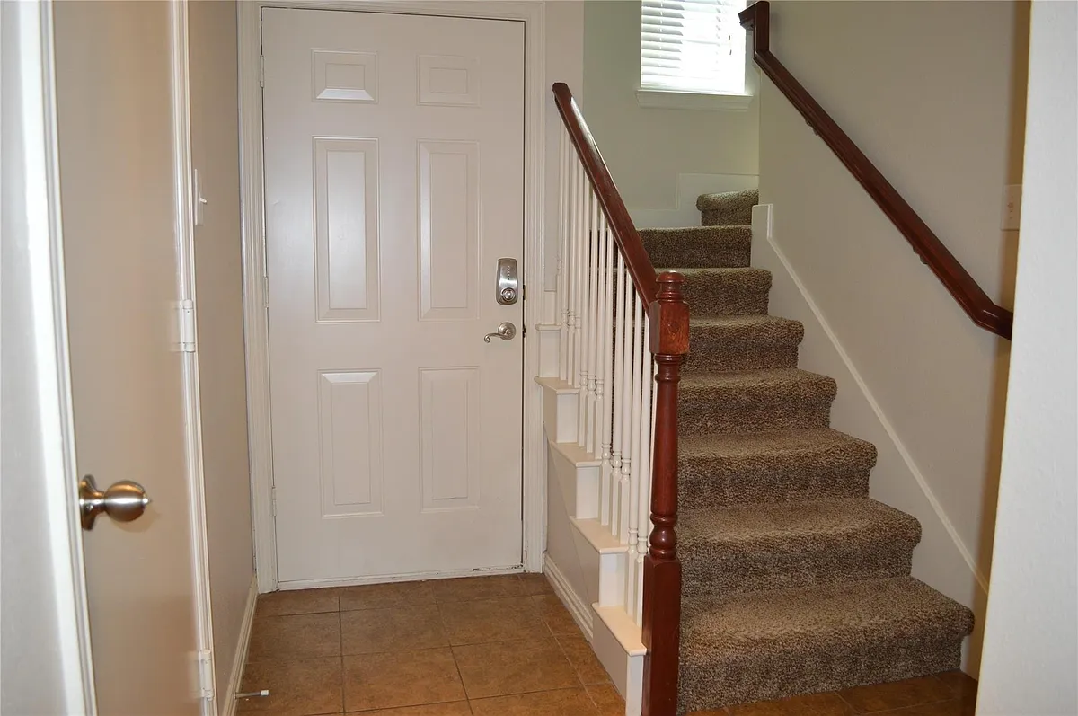 Building Photo - 500 Kingscote Ct