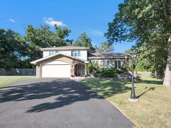 105 Chalet Ct, Crete, IL 60417