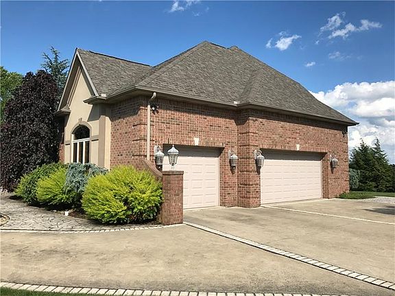 3rd image of 1013 Country Club Dr