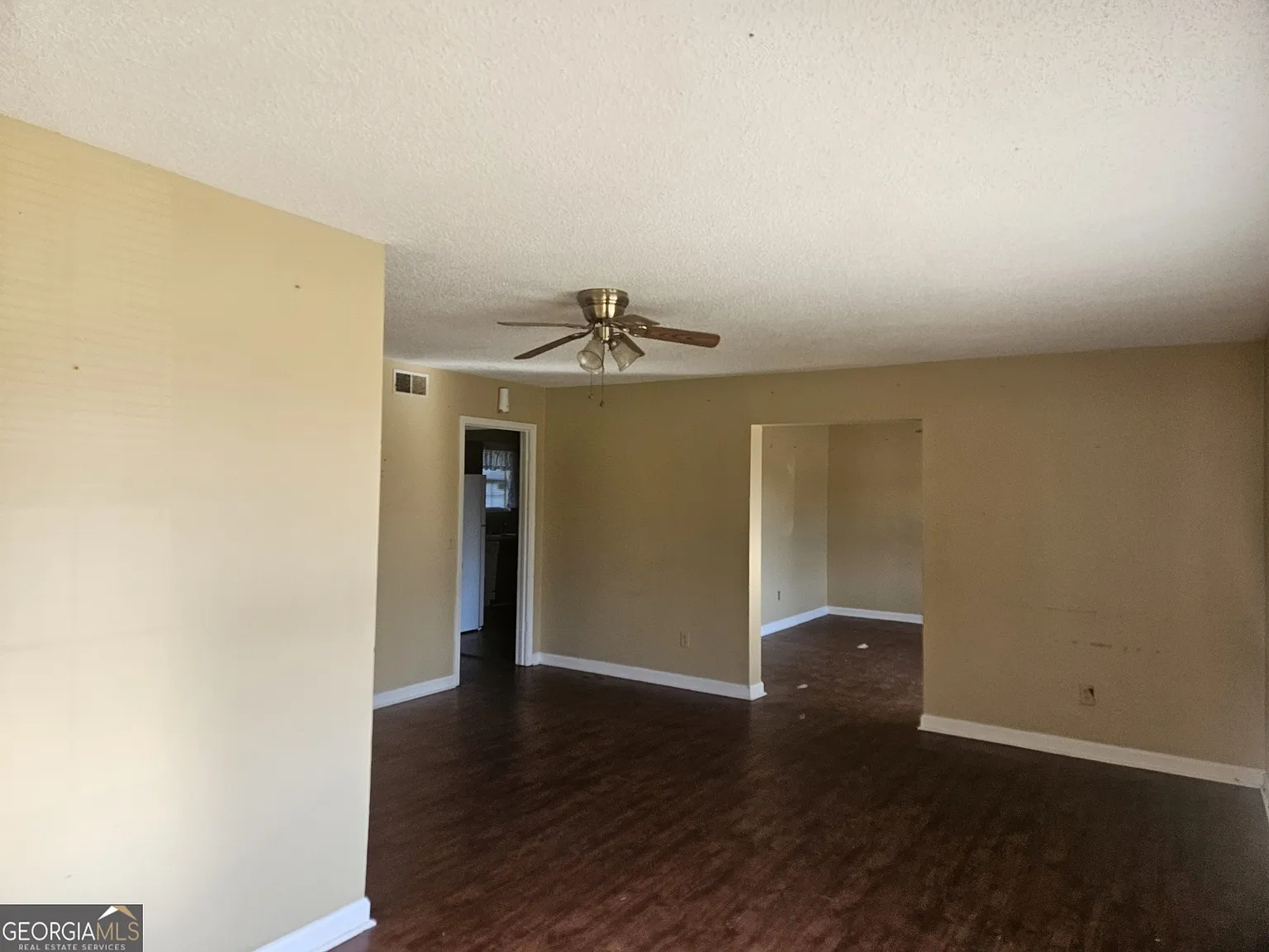 4 bed, 2.0 bath, 2500 sqft, $1,600 — Photo 2