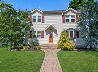 2 East Ct, Bethpage, NY 11714