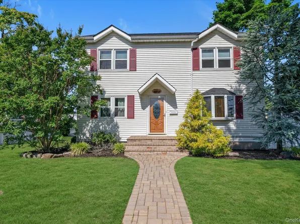 2 East Court, Bethpage, NY 11714