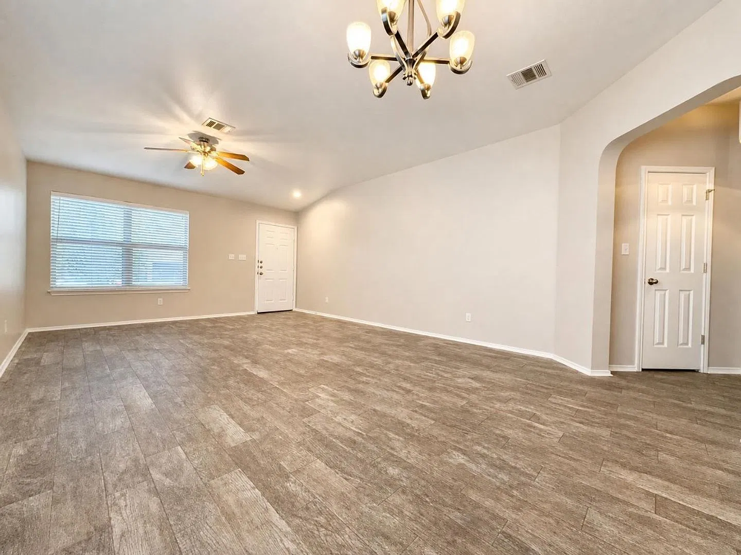 Spacious 3 Bedroom 2 bathroom Home with Wood-Burning Fireplace in Temple — Photo 2