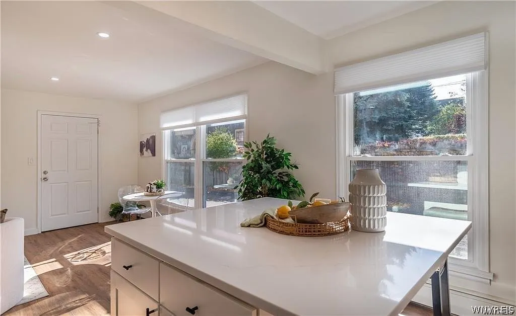 2 bed, 1.0 bath, 975 sqft, $1,750 — Photo 4