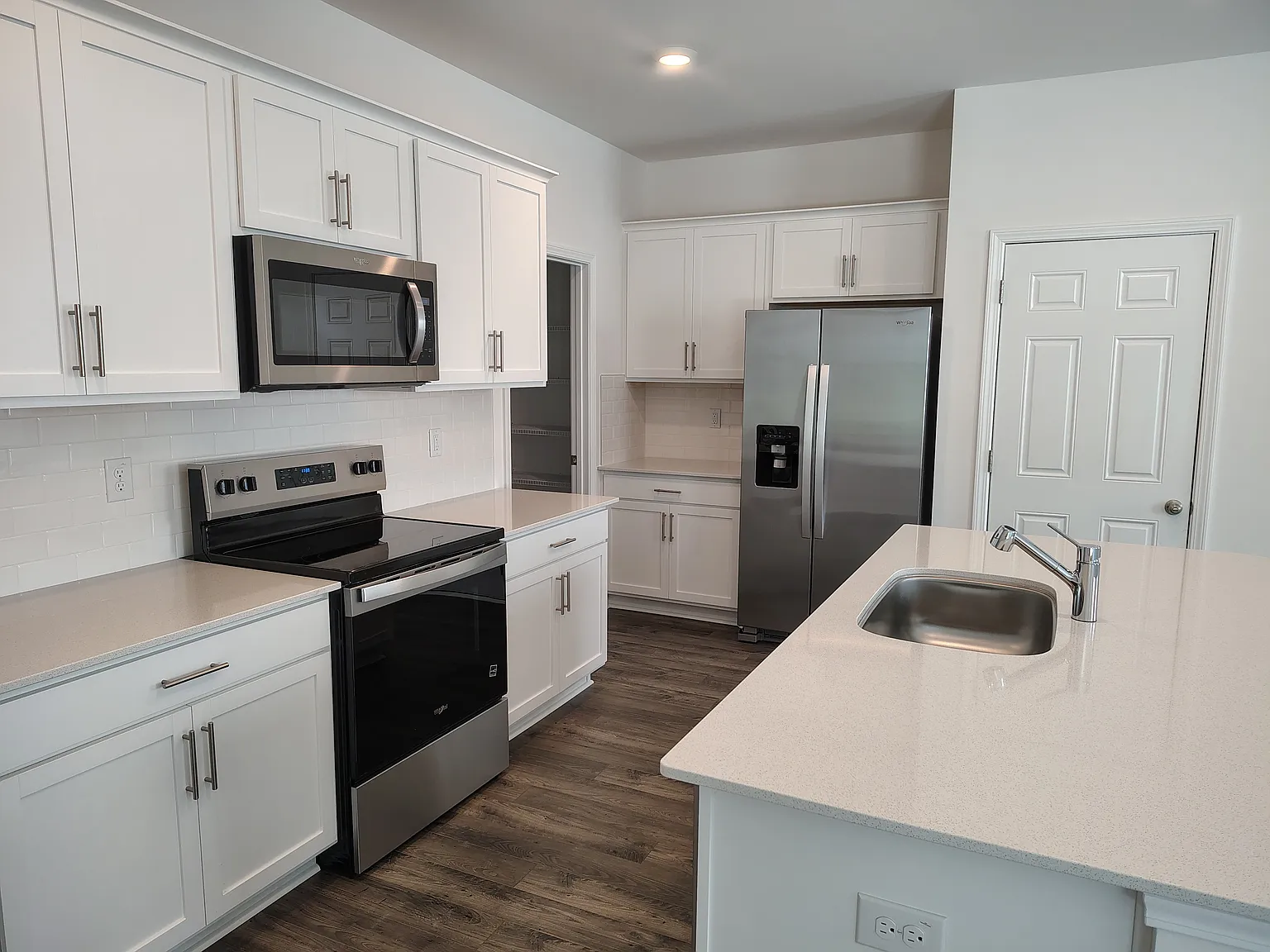 5 bed, 2.5 bath, 2368 sqft, $2,399 — Photo 3