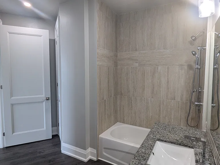 121 King St W — Photo 84