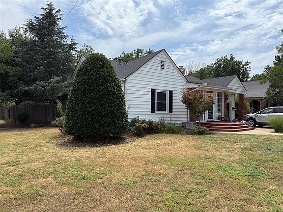 3rd image of 824 E Elm St
