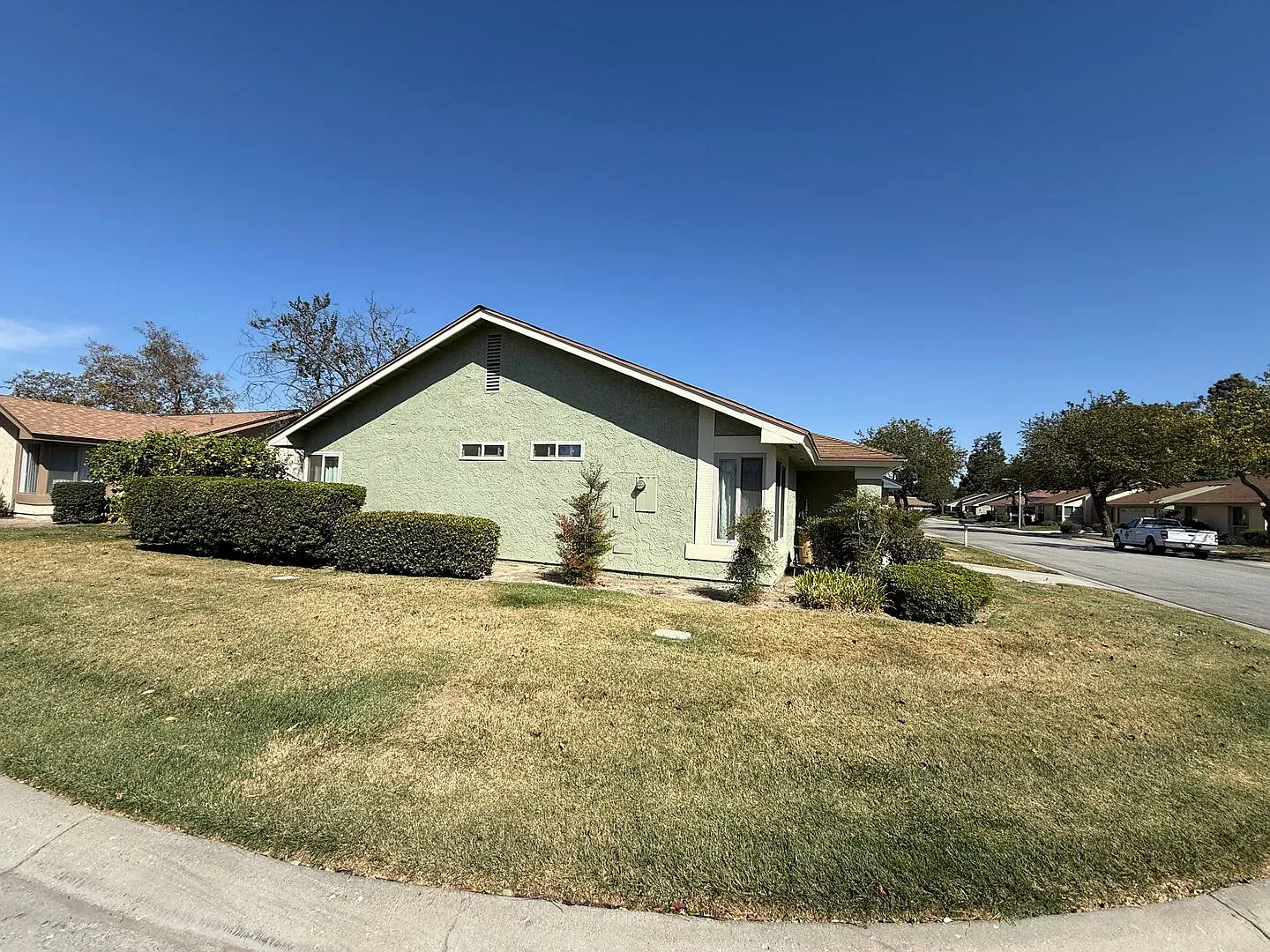 Free Standing Home - Centrally Located — Photo 3