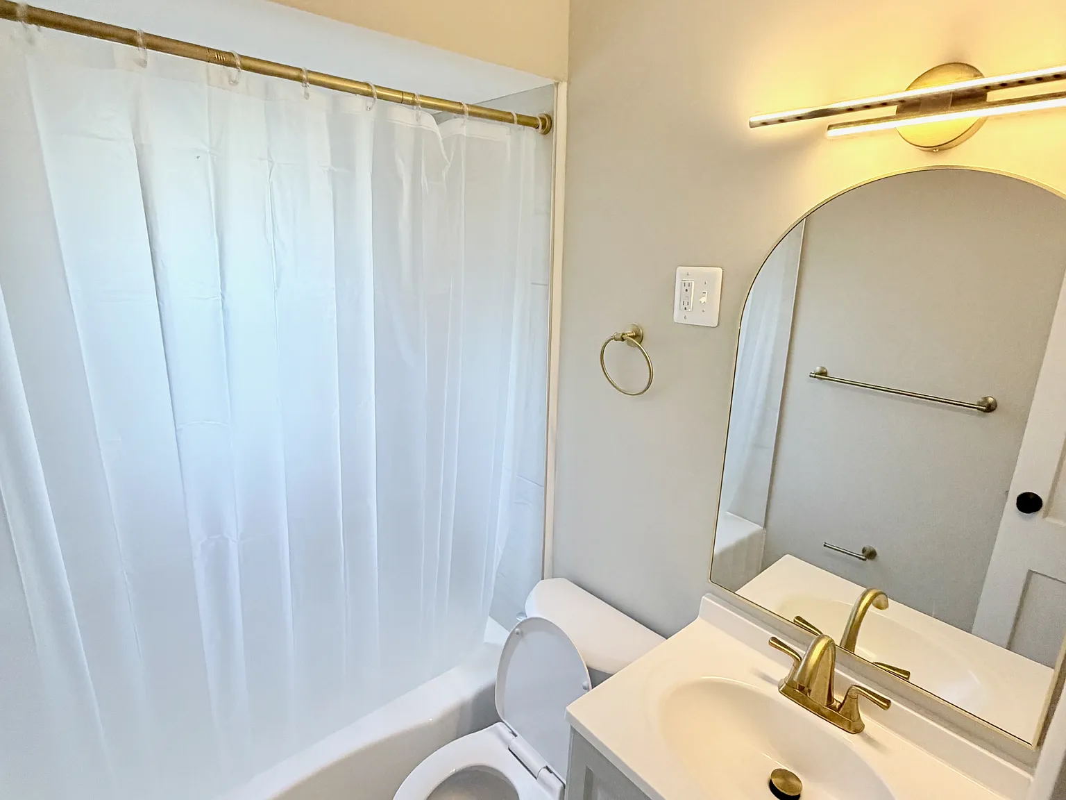 4 bed, 850 sqft, $2,200 — Photo 2
