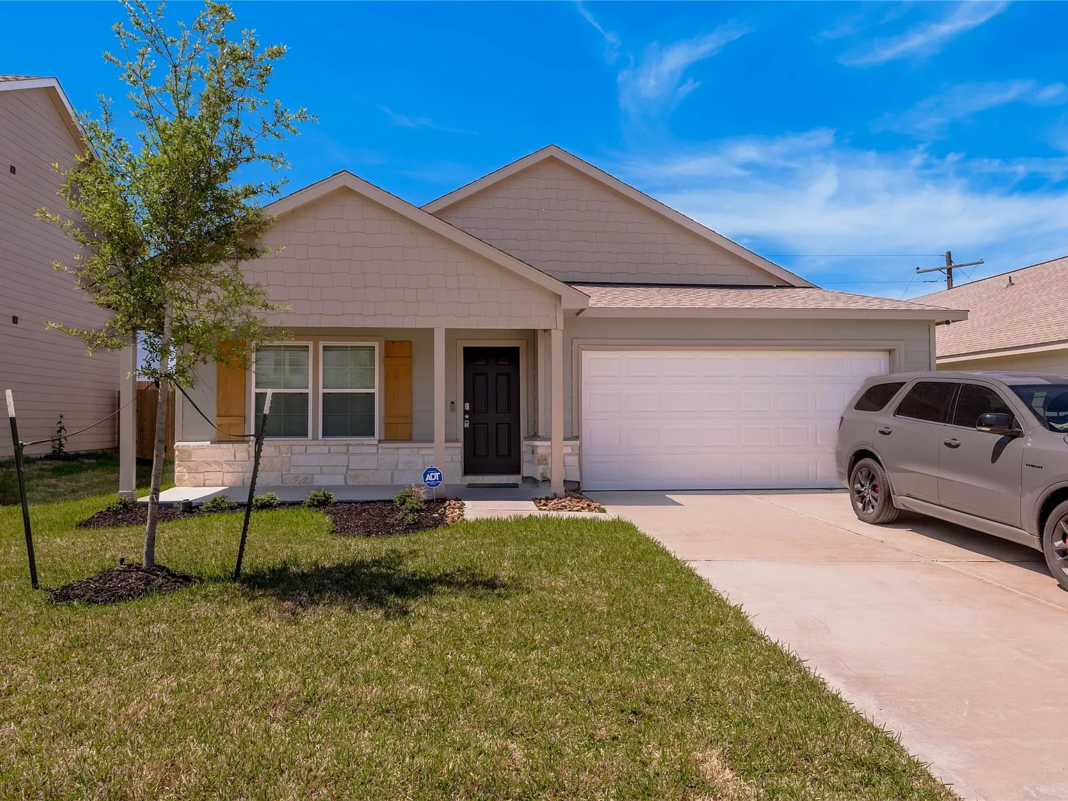 4 bed, 2.0 bath, 1624 sqft, $1,900 — Photo 2