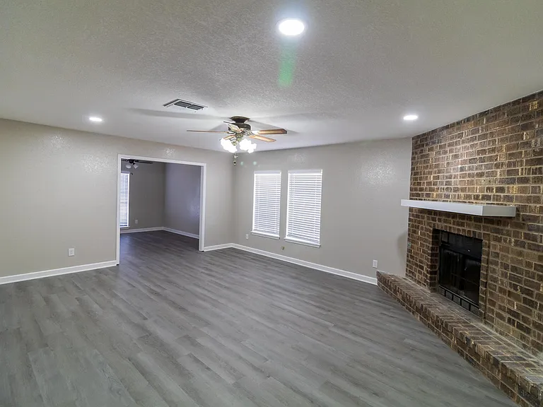 2245 Brighton Dr — Photo 3