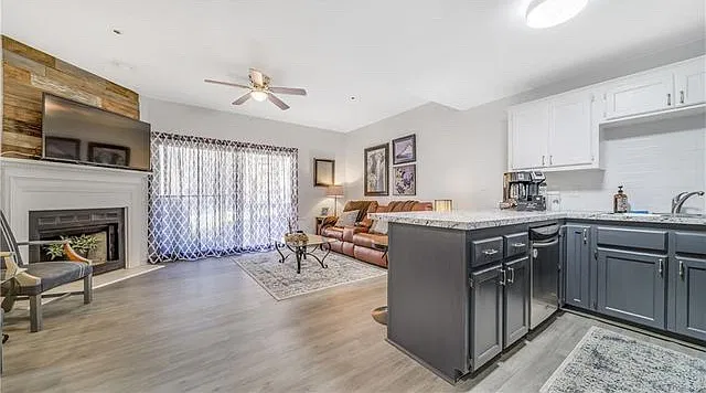 2 bed, 1088 sqft, $2,100 — Photo 2