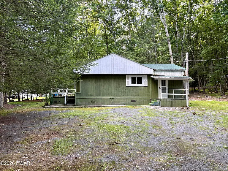 108 Spruce Dr — Photo 2