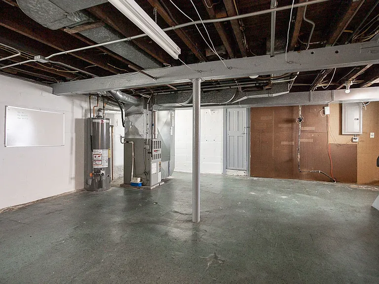 1487 Roycroft Ave — Photo 10