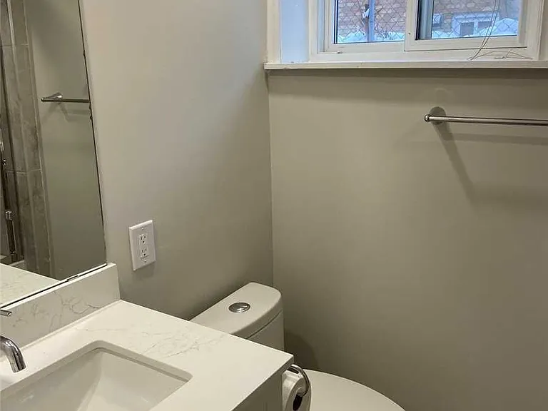 435 Lynett Cres #LOWER — Photo 7