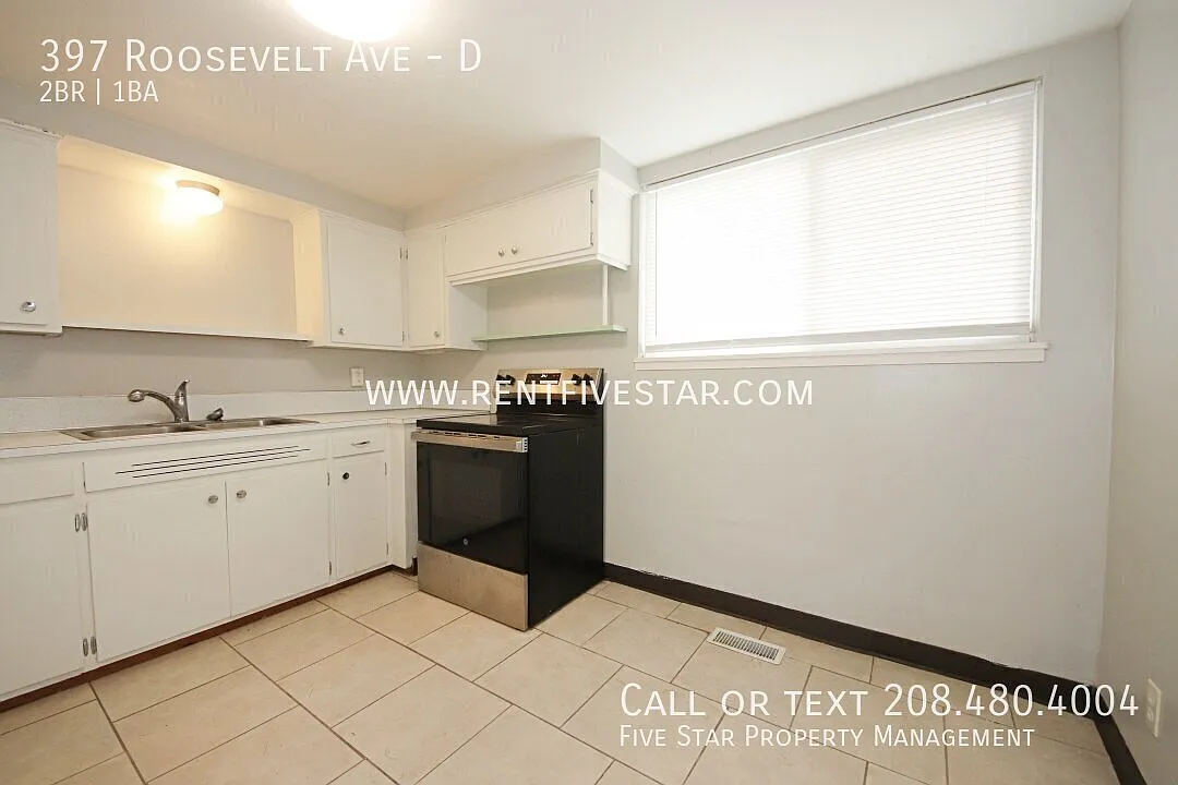 Updated 2 Bedroom Apartment With Shared Fenced Yard! — Photo 4
