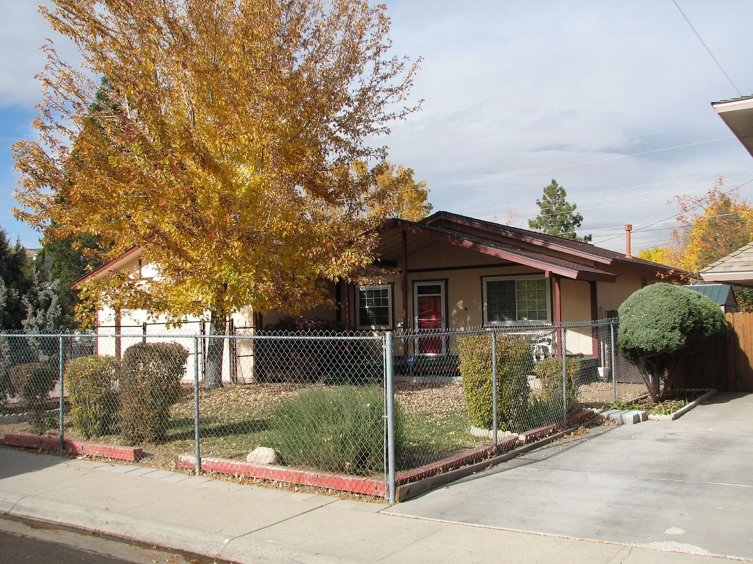 2735 Kings Row photo 1