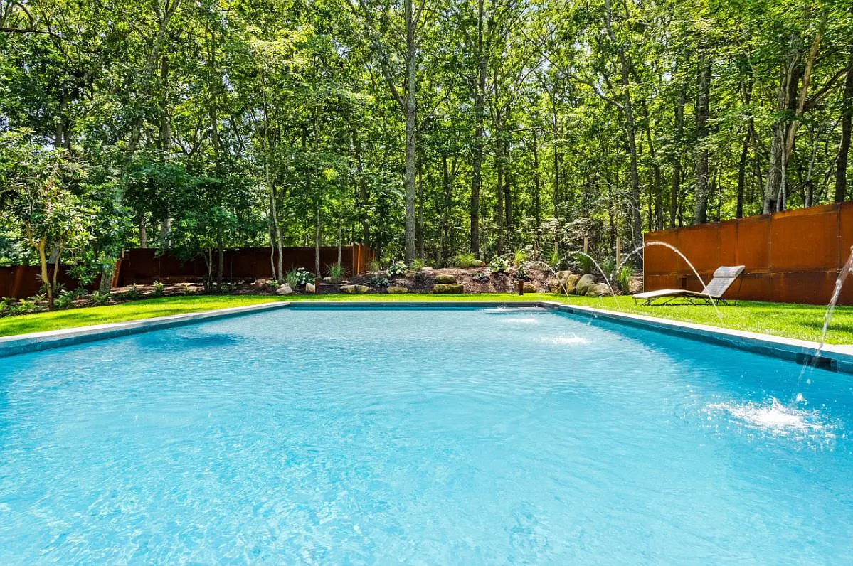 Renovated Bridgehampton Retreat w Pool — Photo 3