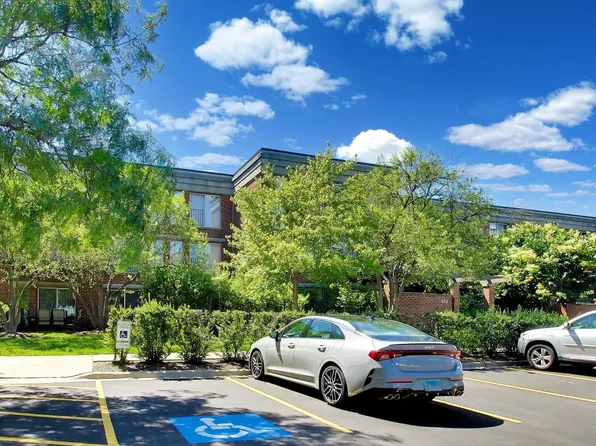 432 Kelburn Rd APT 121, Deerfield, IL 60015